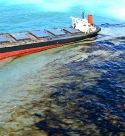 قابس: وزارة البيئة تعلن تسرب المحروقات من ناقلة البترول